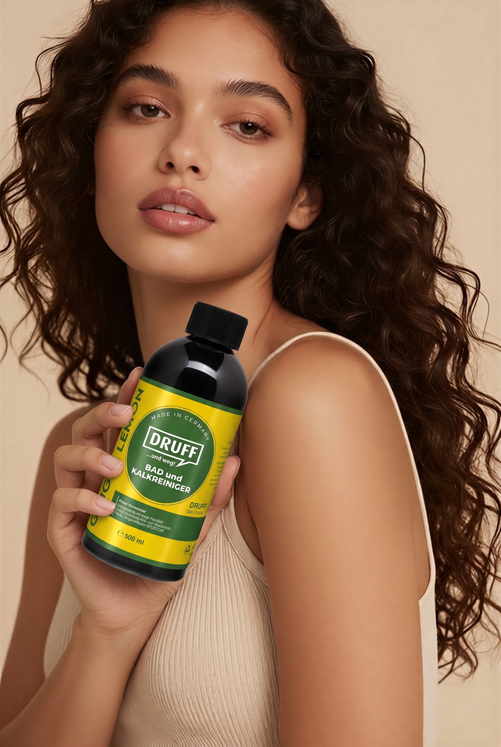 DRUFF Bad- und Kalkreiniger GINGER LEMON 500 ml in der Hand