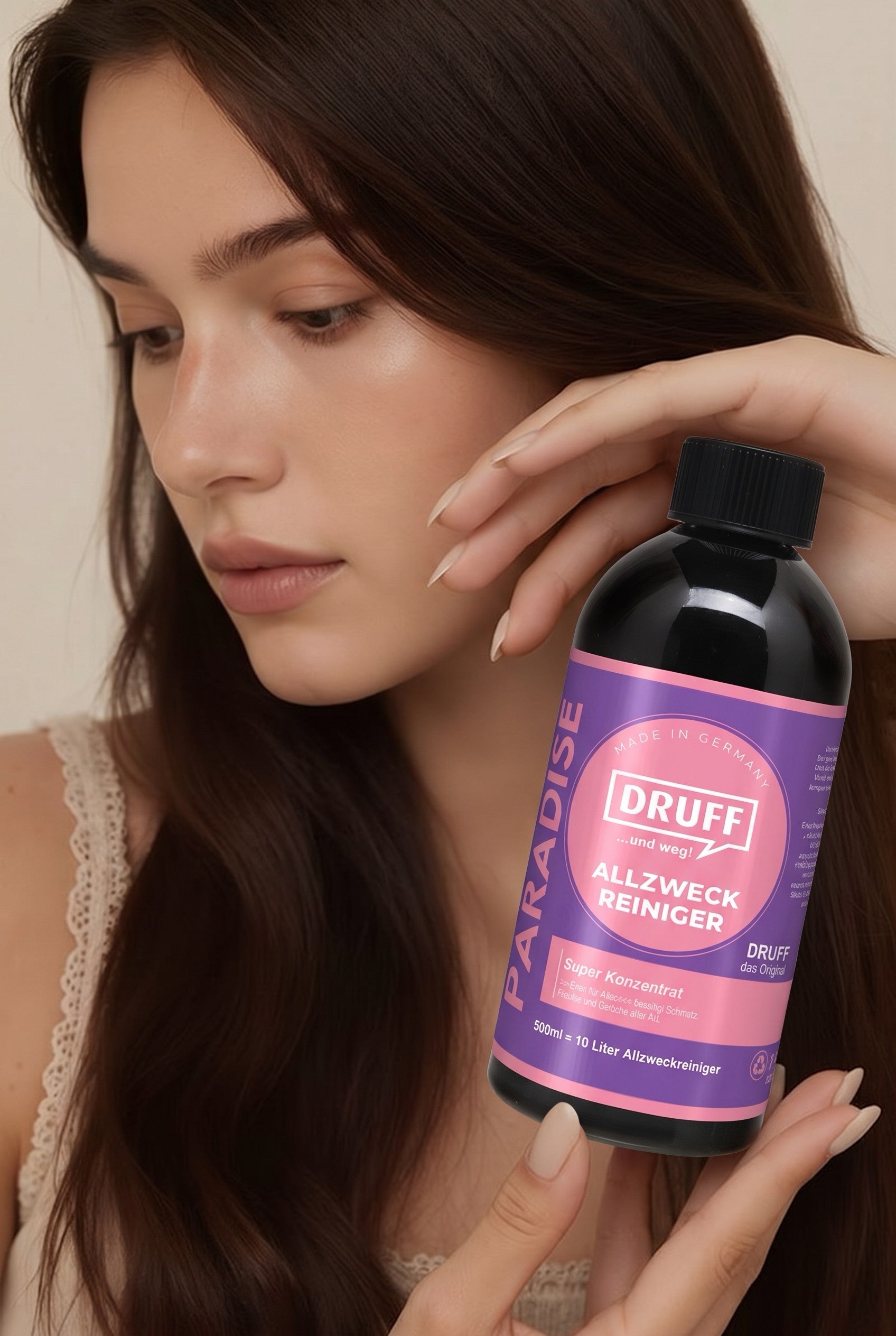 DRUFF Allzweckreiniger PARADISE 500 ml in der Hand